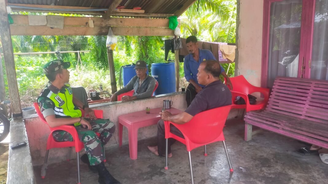 Babinsa Koramil 0105-10/Woyla Barat Kunjungi Rumah Warga Bahas Persiapan Maulid Nabi Muhammad SAW