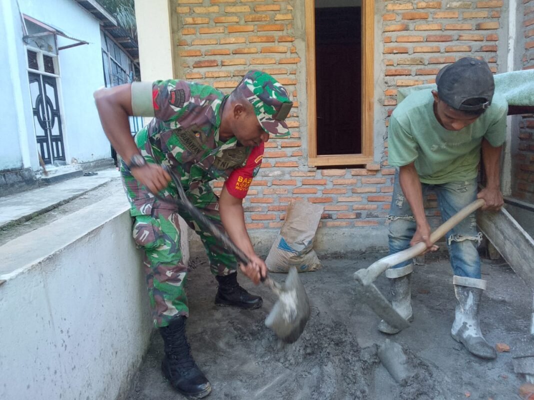 Babinsa Woyla Barat Tak Kenal Libur, Sertu Sutrisno Bantu Warga Bangun Rumah di Desa Pasi Jeut