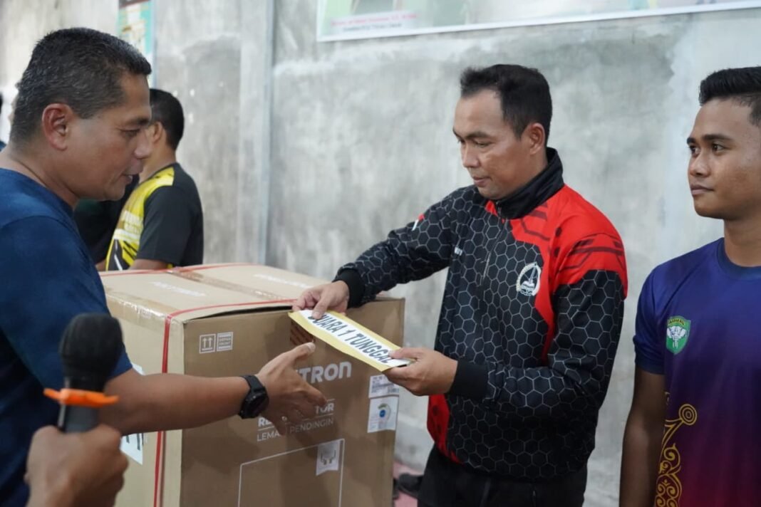 Danrem 012/TU Tutup Turnamen Badminton dengan Penyerahan Hadiah dan Foto Bersama