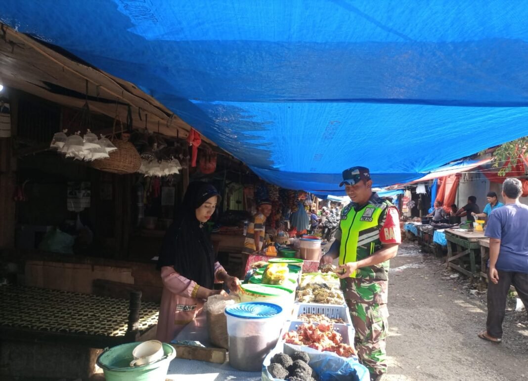 Babinsa Koramil 01/Jaya Pantau Harga Kebutuhan Pokok Jelang dan Selama Bulan Maulid serta Ramadhan di Pasar Lamno
