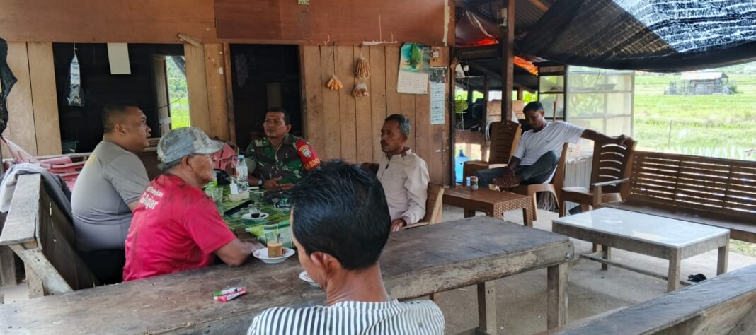 Sinergitas Babinsa dan Bhabinkamtibmas Tingkatkan Harmonisasi dengan Perangkat Desa di Setia Bakti