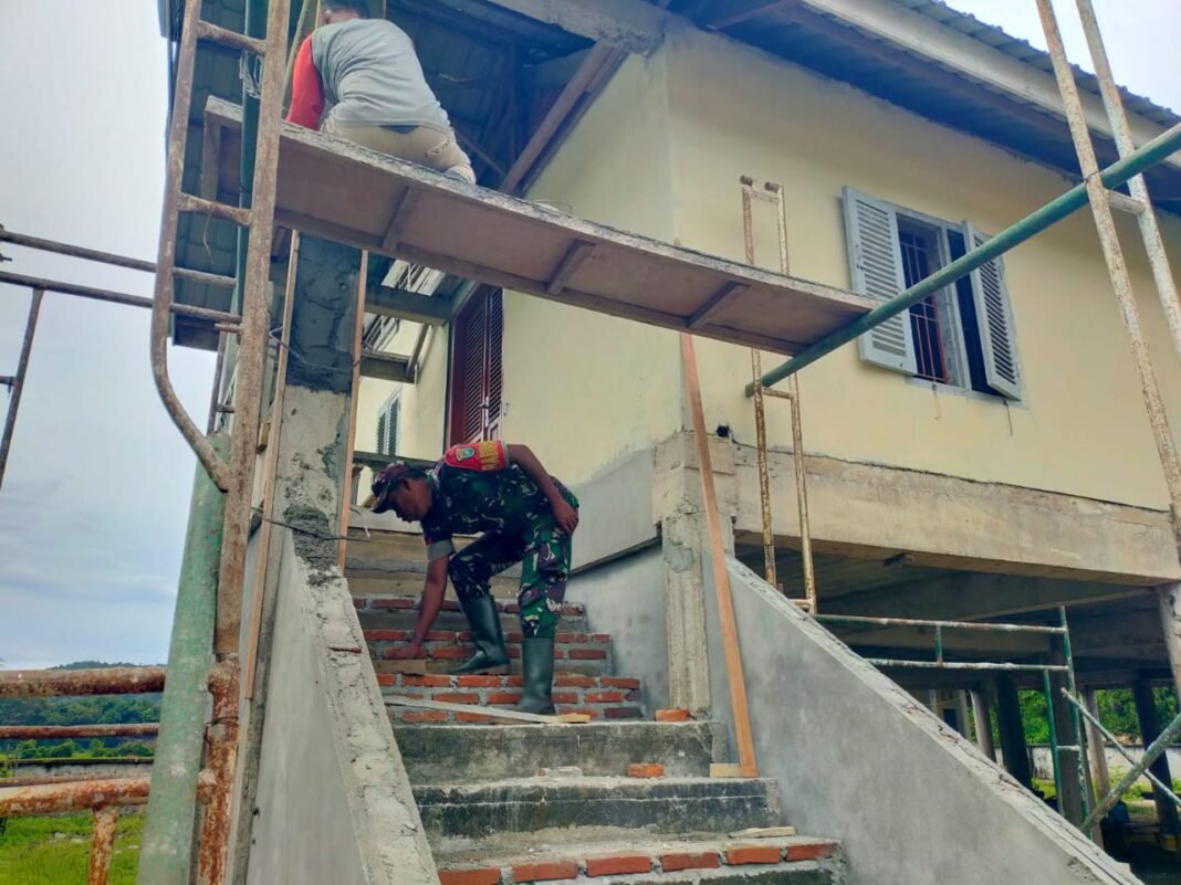 Babinsa Koramil 01/Jaya Turun Tangan dalam Karya Bakti TNI, Bantu Perbaiki Meunasah Glee Putoh