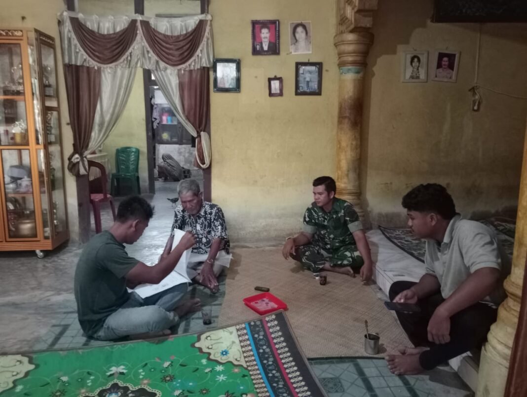 Babinsa Koramil 0105-10/Woyla Barat Aktif Jalin Silaturahmi dengan Warga di Desa Pasi Mali