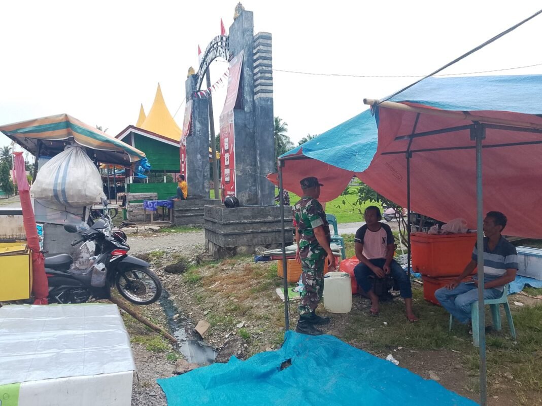 Serda Teuku Herman, Babinsa Pasie Raya, Jalin Komunikasi dengan Pedagang di Perayaan Maulid Nabi