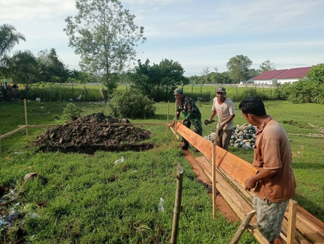 Pererat Hubungan dengan Warga, Babinsa Posramil 05/PC Bantu Warga Pasang Papan Mal Pondasi Rumah