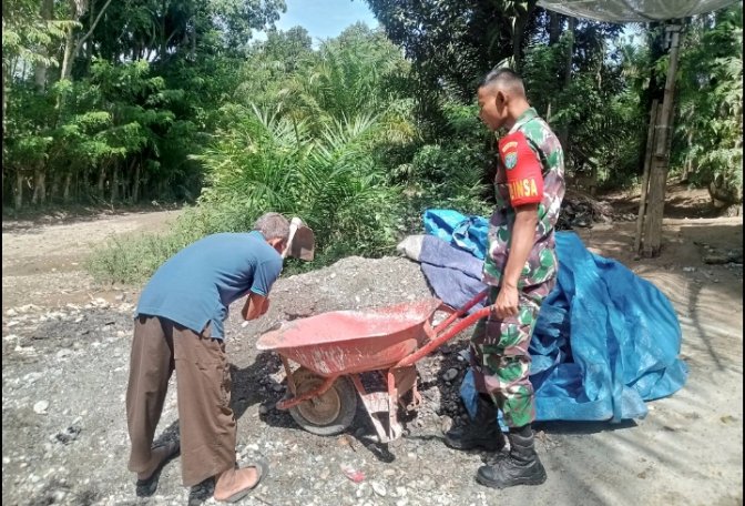 Tak Kenal Lelah, Babinsa Bantu Warga Binaan Timbun Dasar Rumah