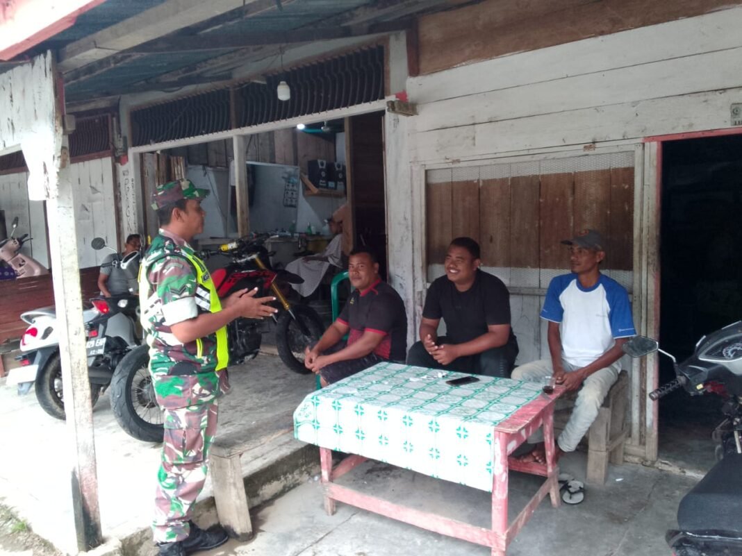 Babinsa Koramil 0105-10/Woyla Barat Sosialisasikan Penerimaan TNI AD kepada Warga Desa Napai