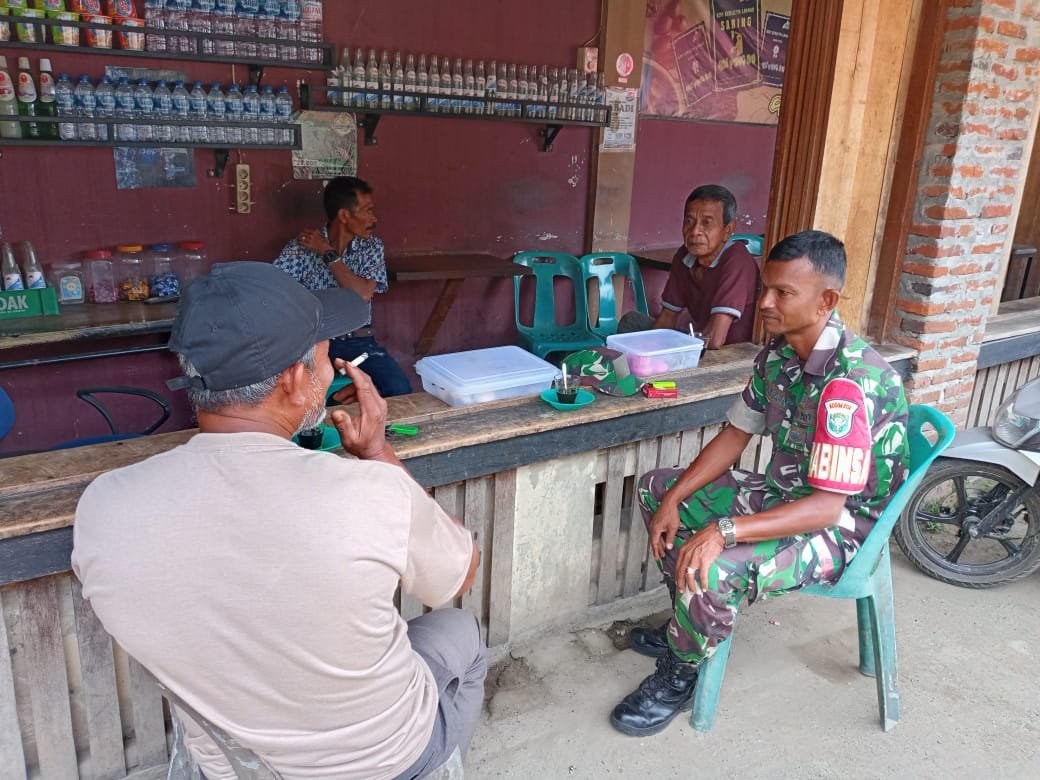 Babinsa Koramil 01/Jaya Laksanakan Komunikasi Sosial, Jaga Keharmonisan Masyrakat Pasar Lamno