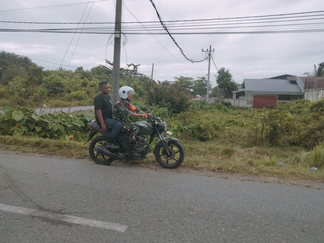 Jamin Kamtibmas, Babinsa Koramil 04/Meureubo Bersama Komponen Pendukung Melaksanakan Patroli Keliling Desa Binaan