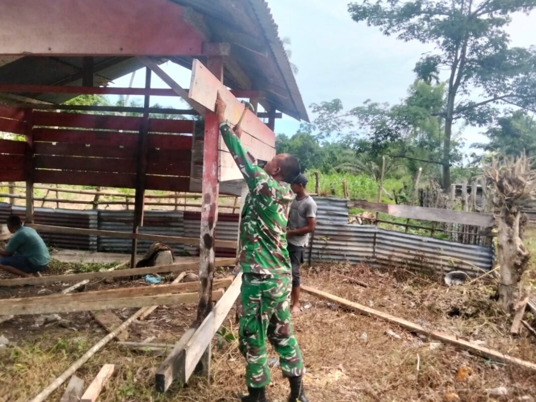 Babinsa Koramil 05/Panga Bersama Pemuda Kuta Tuha Perbaiki Pos Kamling