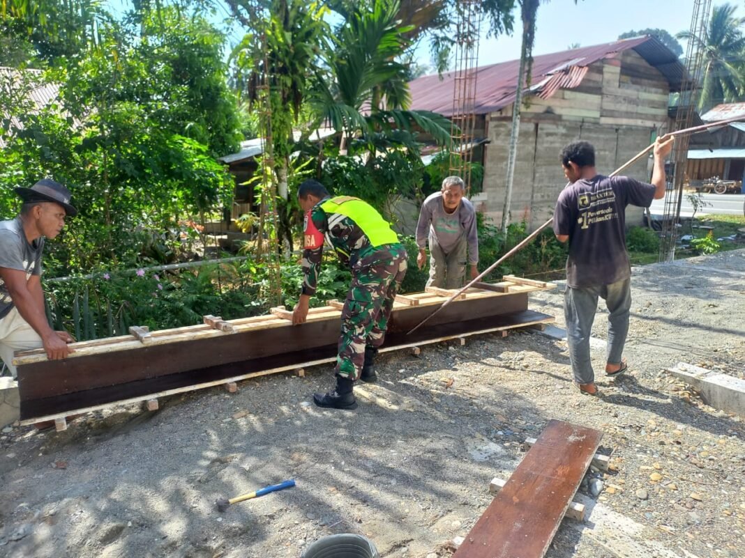 Babinsa Koramil 08/Arongan Lambalek Bantu Warga Pasang Mal Tiang Pondasi Rumah
