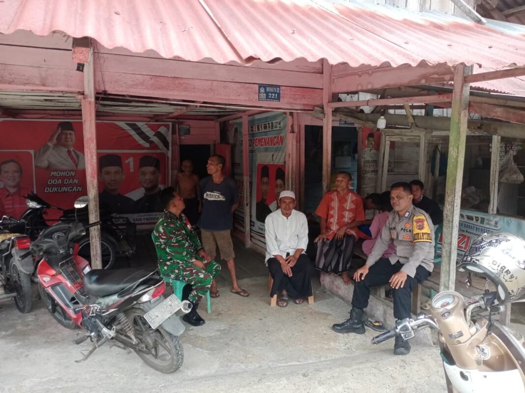 Sinergitas Antara TNI dan Polri Laksanakan Kegiatan Komsos di Desa Suak Raya