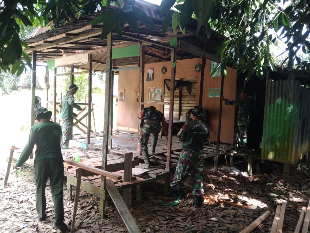 TNI Hadirkan Kemanunggalan dengan Rakyat melalui Program Rehab Rumah Tidak Layak Huni