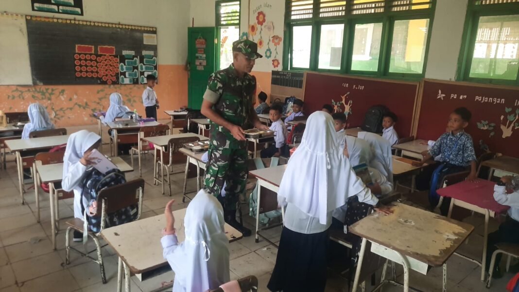 Babinsa Jaya Pantau Distribusi Makanan Bergizi untuk 316 Siswa MIN 1 Aceh Jaya