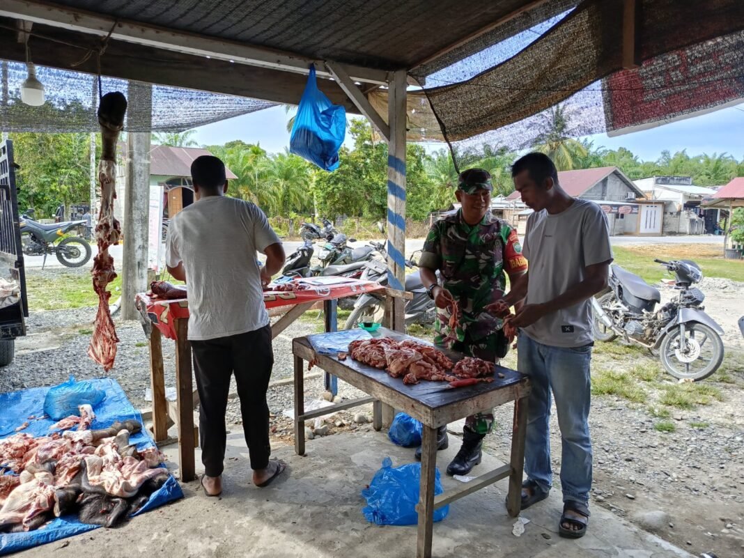 Babinsa Posramil Pasie Raya Laksanakan Komsos dengan Pedagang Daging di Pasar Tradisional
