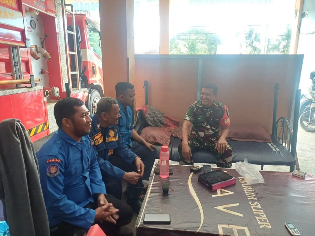 Antisipasi Bencana Karhutla, Babinsa Koramil 04/Meureubo Sambangi Pos Siaga Pemadam Kebakaran