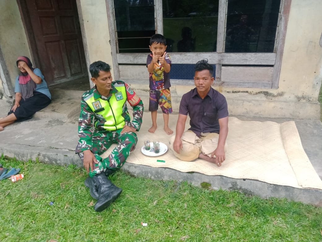 Babinsa Koramil 08/Arongan Lambalek Ajak Warga Jaga Kebersihan dan Kesehatan