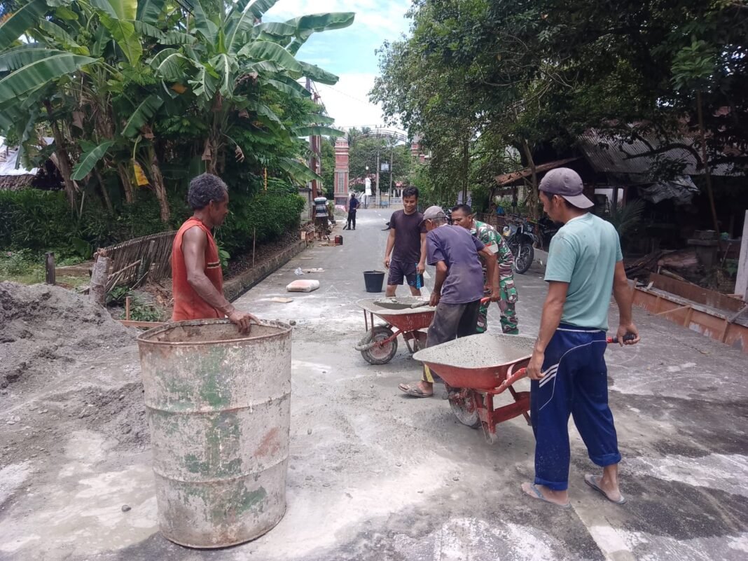Babinsa Koramil 09/Samatiga Koptu Usuluddin Turun Langsung Bantu Warga Gampong Teugoh Cor Parit Pinggir Jalan