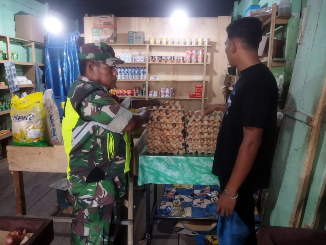 Babinsa Laksanakan Pengecekan Harga Sembako di Pasar Teunom