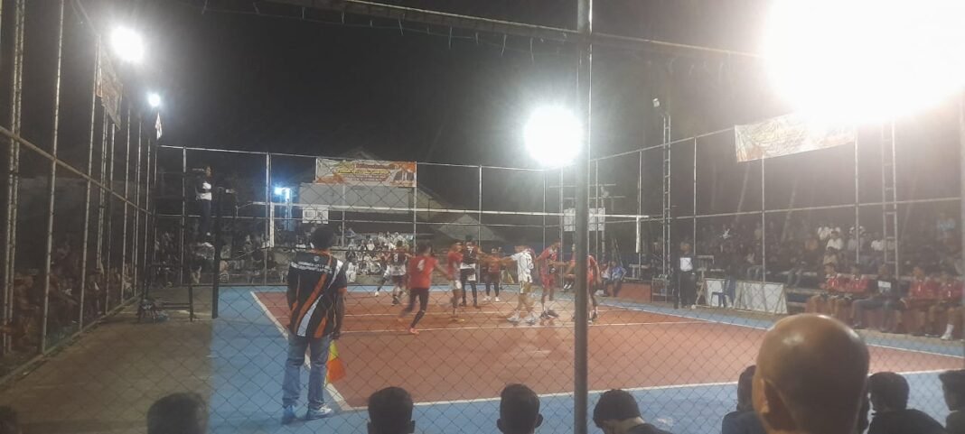 Sertu Pujianto dan Anggota Polsek Teunom Amankan Pertandingan Voli Piala Wakil I DPRK Aceh Jaya