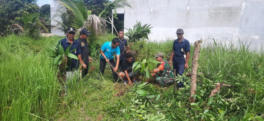 Babinsa Koramil 1203-14/Jelai Hulu Ajak Warga Tebing Berseri Gotong Royong dan Tanam Pohon