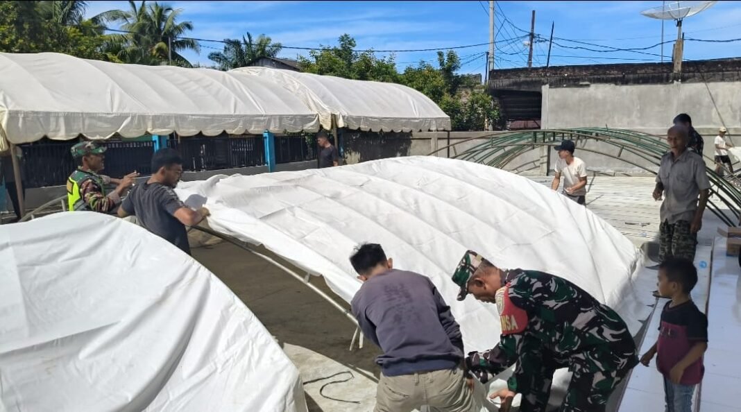 Kegiatan Gotong Royong: Anggota Posramil Tadu Raya dan Warga Bersinergi