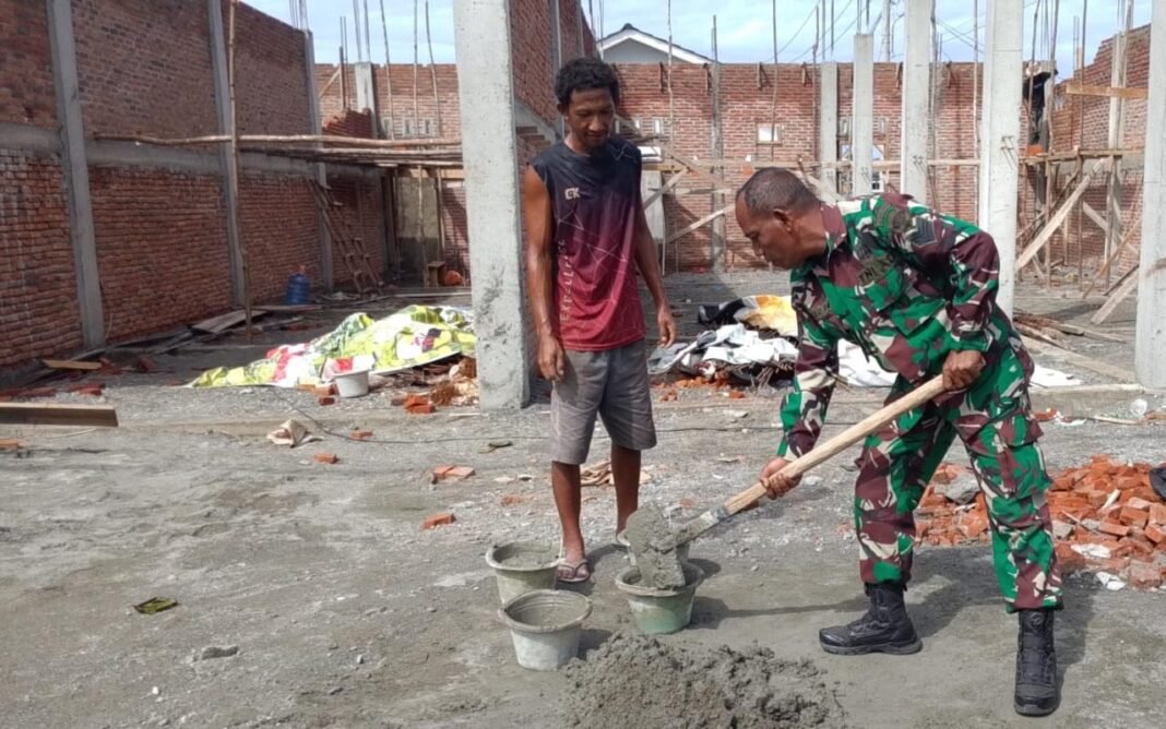 Kebut Pembangunan Rumah Warga Binaan, Babinsa Koramil 04/Meureubo Serma Safarudin Bantu Proses Pengerjaan