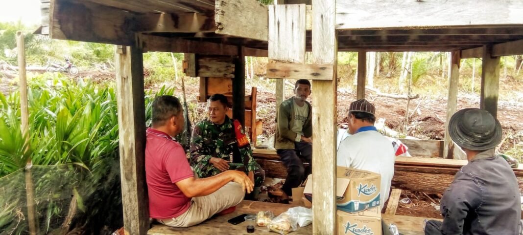 Babinsa Koramil 09/Samatiga Sertu Puguh Gelar Komsos Bersama Keucik dan Warga Desa Deuah: Perkuat Sinergi Demi Keamanan Lingkungan