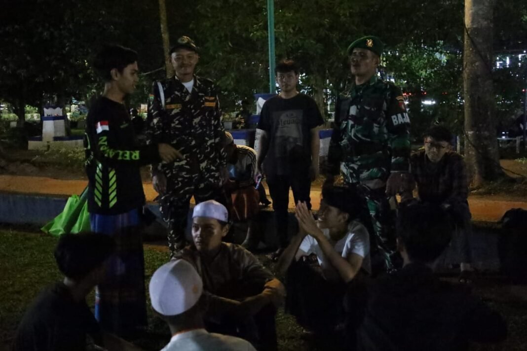 Kodim 1006/Banjar dan Masyarakat Gelar Patroli Siskamling untuk Ciptakan Lingkungan Aman