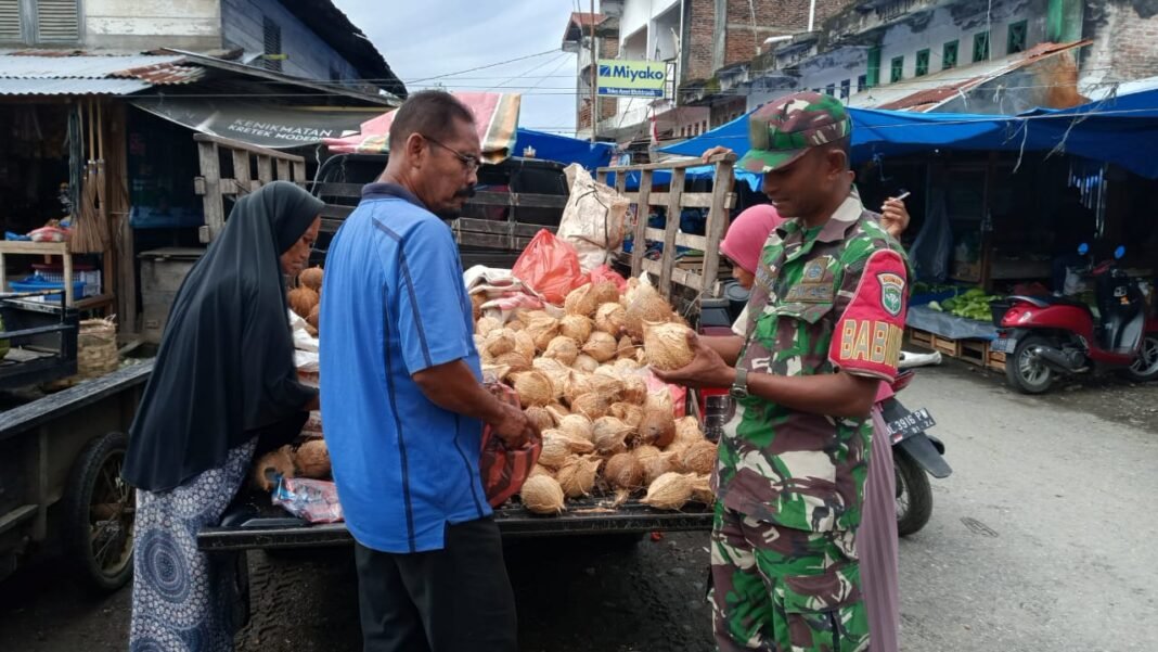 Babinsa Kodim 0114/Aceh Jaya Jalin Komunikasi dengan Pedagang Lokal di Pasar Lamno