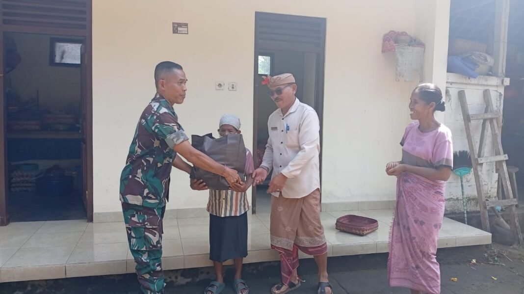 Bakti Sosial HUT Ke-80, TNI Hadir Berikan Sembako untuk Warga Kecamatan Tembuku