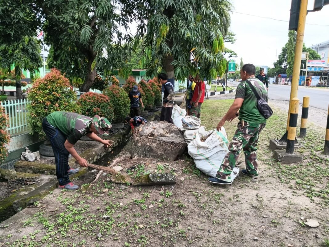 Pasiops Kodim 1420/Sidrap Pimpin Kerja Bakti Dalam Menyambut HUT TNI