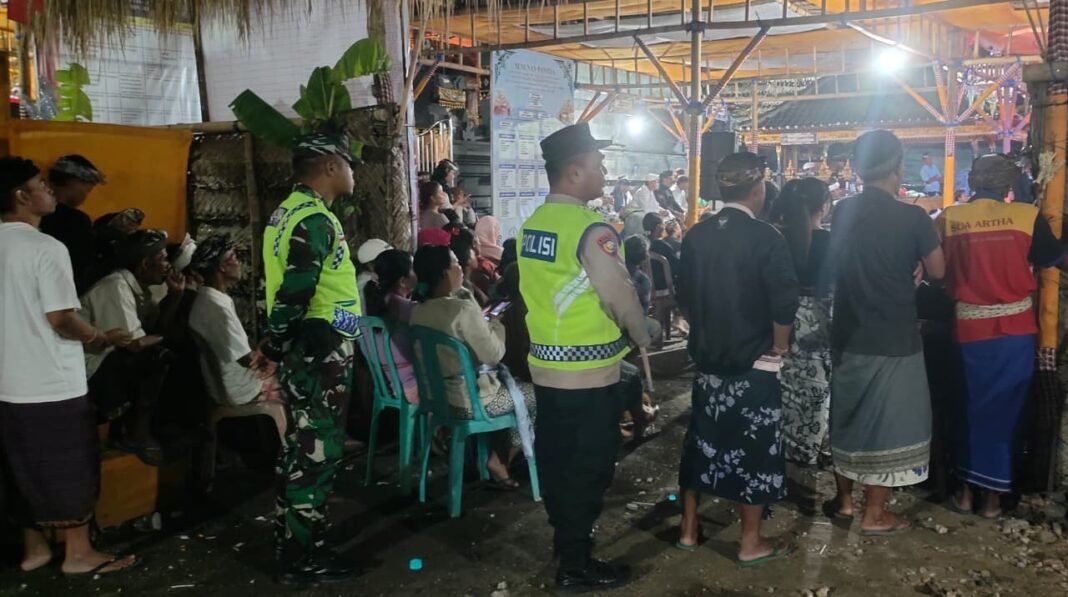 Beri Rasa Nyaman Dan Aman, Babinsa Kutampi Kawal Pementasan Bondres