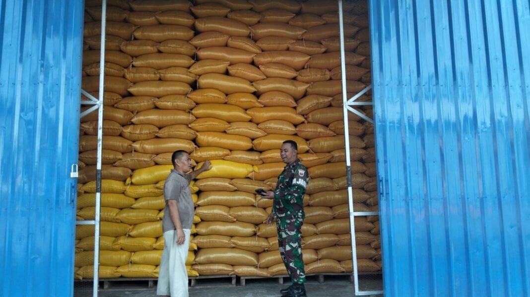 Pastikan Ketersediaan Beras, Piket Koramil 1426-01/Polut Setiap Hari Pantau Gudang Bulog