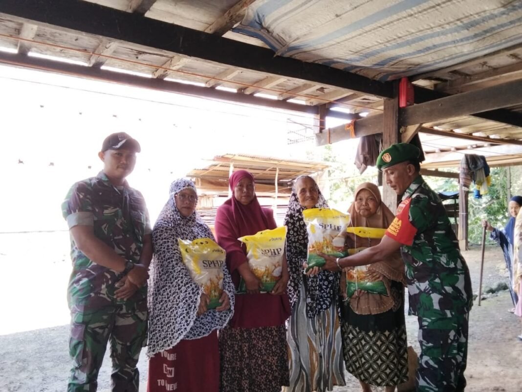 Bakti Sosial Babinsa Koramil 05/Dua Pitue: Wujud Kepedulian TNI untuk Masyarakat Sidrap