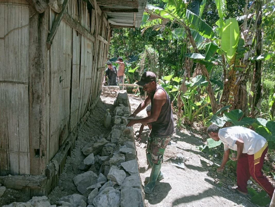 Wujud Kebersamaan, Babinsa Koramil 1621-02/Abanteng Bantu Bangun Pondasi Rumah Warga