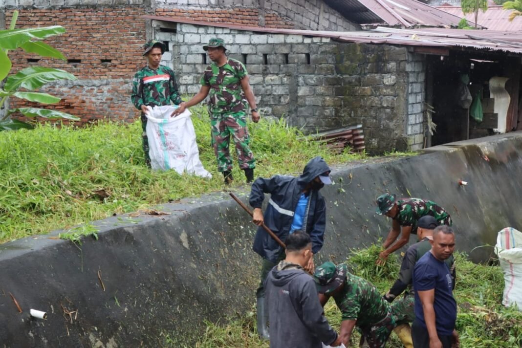 Kodim 1508/Tobelo Gelar Karya Bakti Bersihkan Bantaran Sungai Mumulati dalam Rangka HUT ke-80 TNI