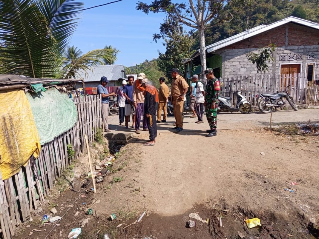 Babinsa Mbawi Dampingi Warga Bangun Akses Jalan Baru di Dusun Palikarawe