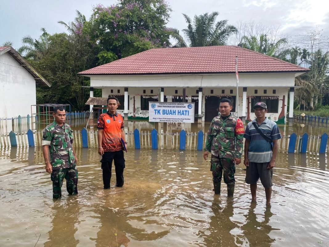 Babinsa Koramil 02-1017/Tapin Bini Laksanakan Pemantauan Situasi Banjir di Belantikan Raya