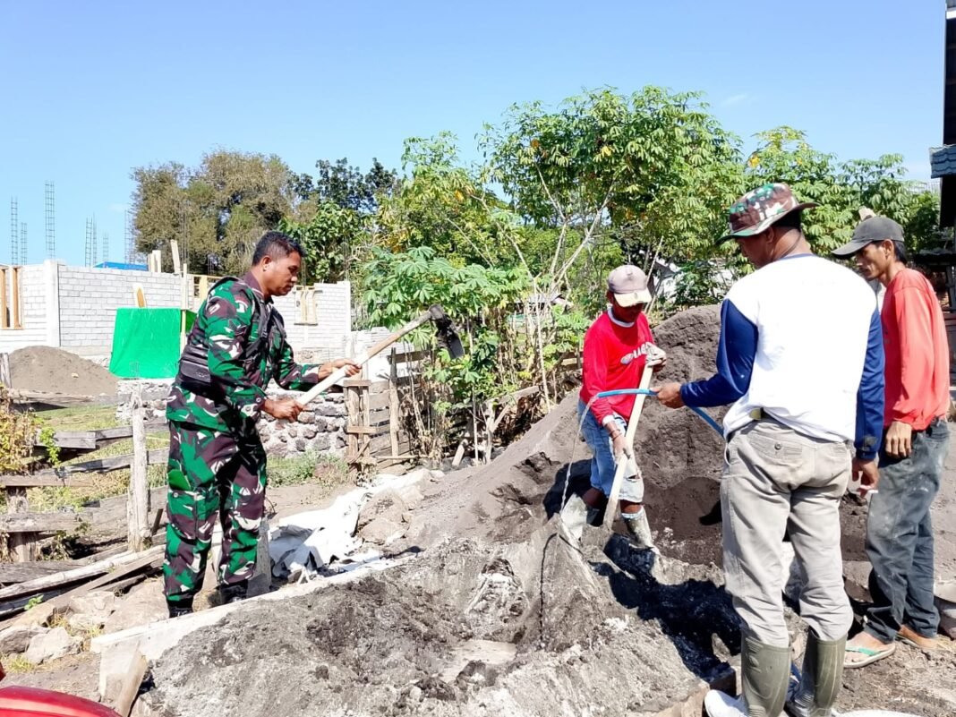 Kebersamaan Babinsa Koramil 1614-06 Menggelewa dan Warga Perkuat Kamtibmas