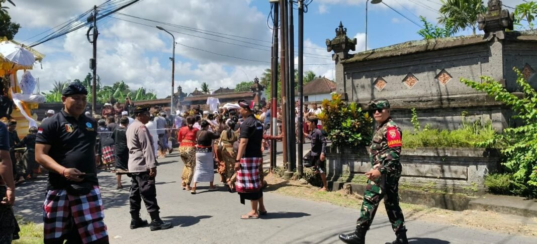 Pengamanan Upacara Pitra Yadnya Jadi Momentum Babinsa Tihingan Bangun Komunikasi