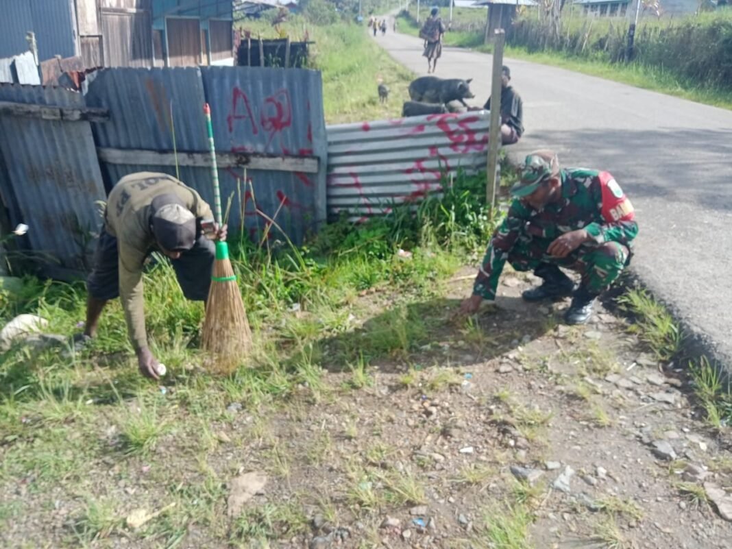 Hadir membantu Masyarakat, Babinsa Mapia bersama Masyarakat melakukan Karya Bakti