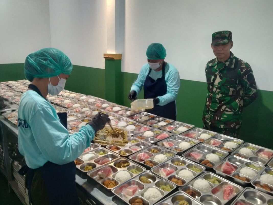 Sukseskan Program Pemerintah, Danramil Nusa Penida Bersama Babinsa Terjun Langsung Awasi Distribusi MBG