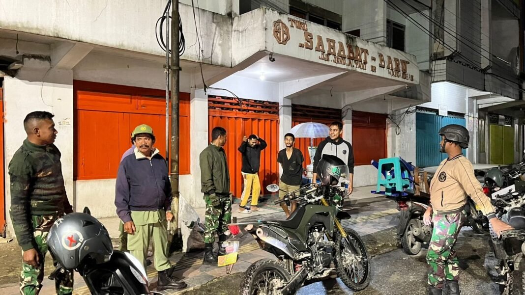 Anggota Kodim 1613/Sumba Barat Gelar Patroli Bersama Linmas dan Aparat Kelurahan Komerda