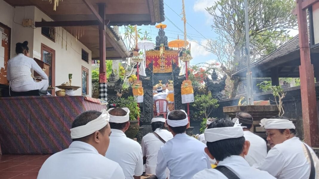 Babinsa Cempaga Hadiri Persembahyangan Hari Raya Saraswati di Pura Padmasana Kantor Lurah
