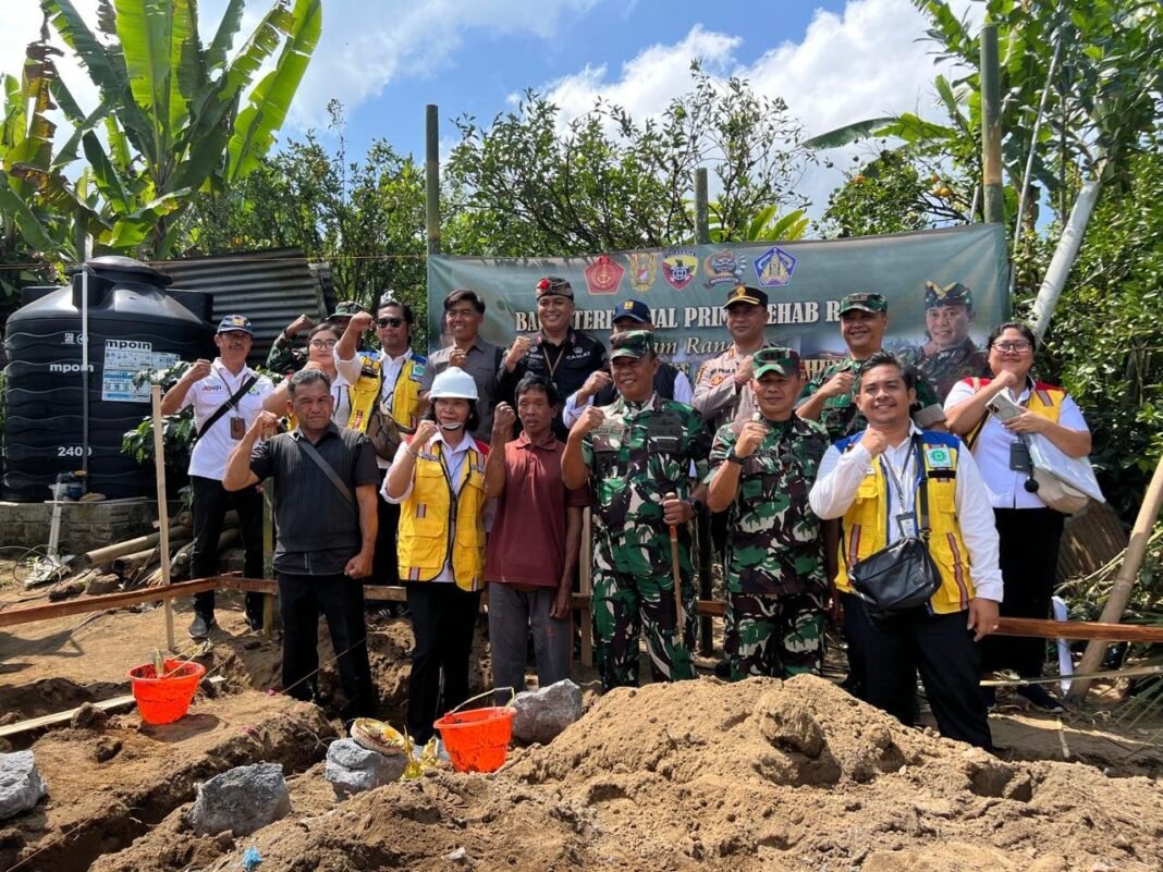 Danrem 163/Wira Satya Didampingi Dandim 1626/Bangli Resmikan Awal Pembangunan RTLH di Desa Belancan
