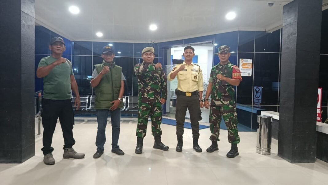 Babinsa Koramil 03/Maritengngae Patroli Malam Wujudkan Kondusifitas di Wilayah Binaan