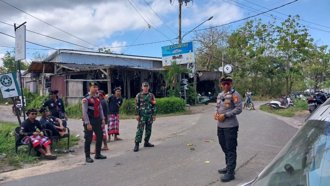 TNI Selalu Hadir Dan Berkontribusi, Babinsa Lembongan Amankan Upacara Ngulapin