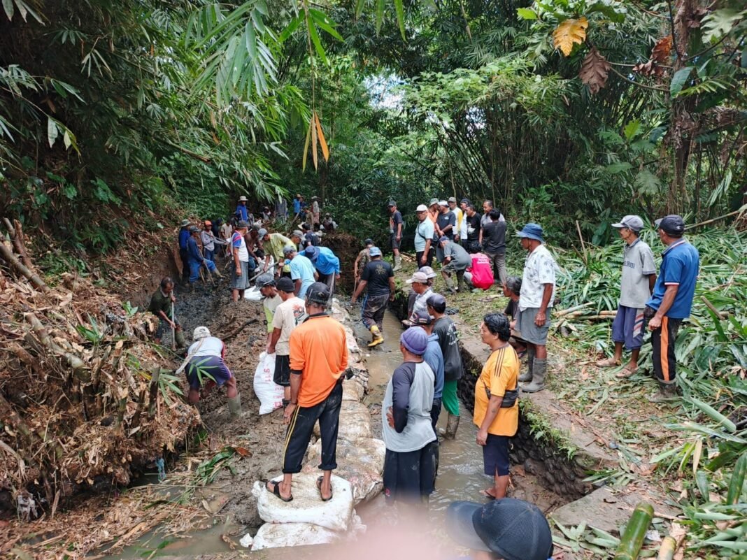 Danramil Penebel Turun Langsung Bersama Warga Bersihkan Aliran Subak Serason yang Jebol