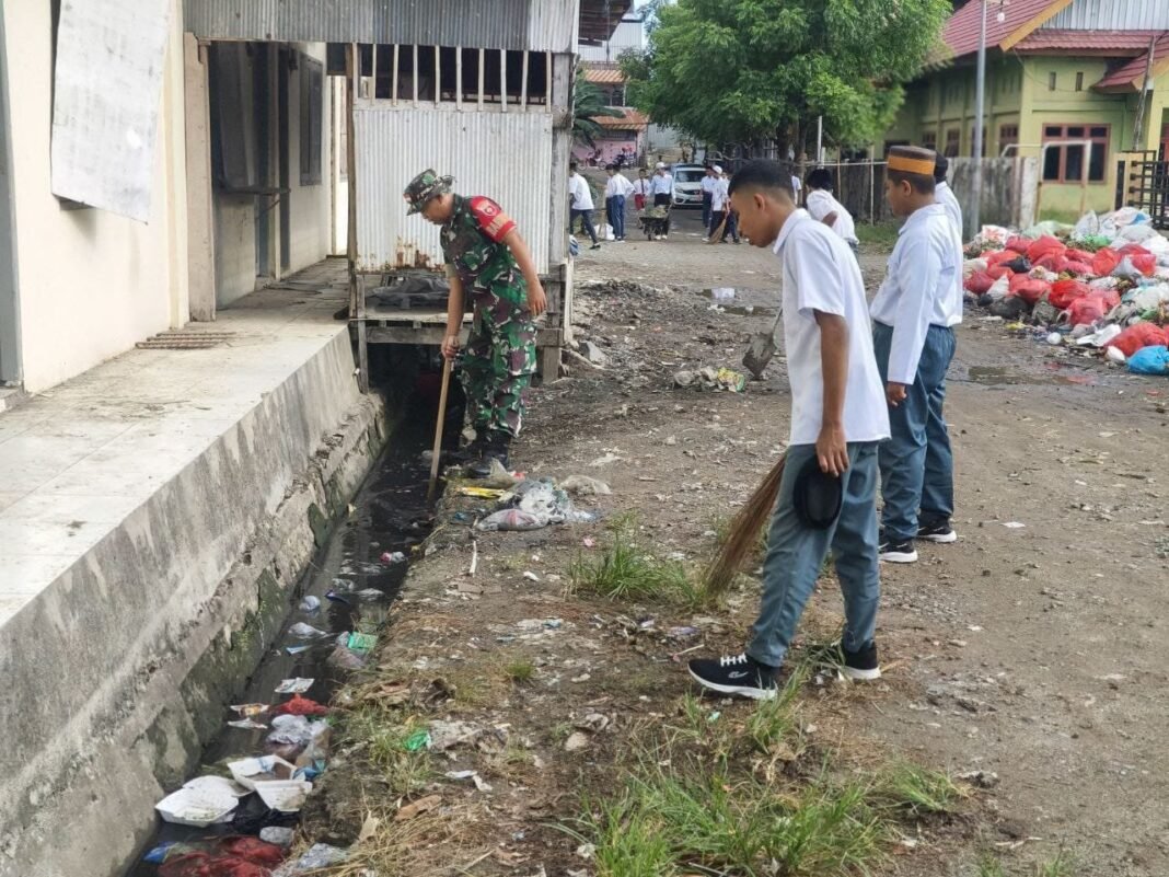 Babinsa Koramil 05/Dua Pitue bersama Santri Pesantren Bersihkan Lingkungan